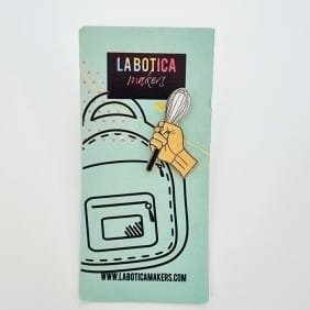 Pins Metalico Mano Con Batidor Negro LA BOTICA