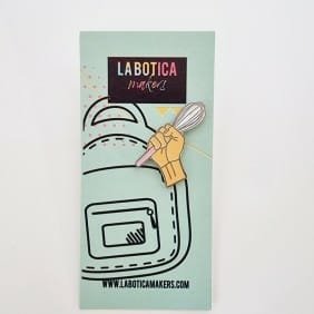 Pins Metalico Mano Con Batidor Rosa LA BOTICA
