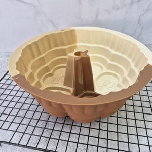 MOLDE SILICONA TRICOLOR BUDINERA/FLANERA 5 CORAZONES DECORADOS 21cm